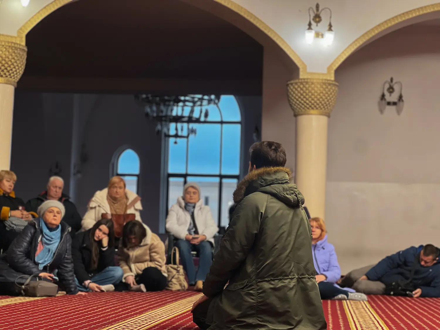 До мечеті «ар-Рахма» з екскурсією завітала група людей