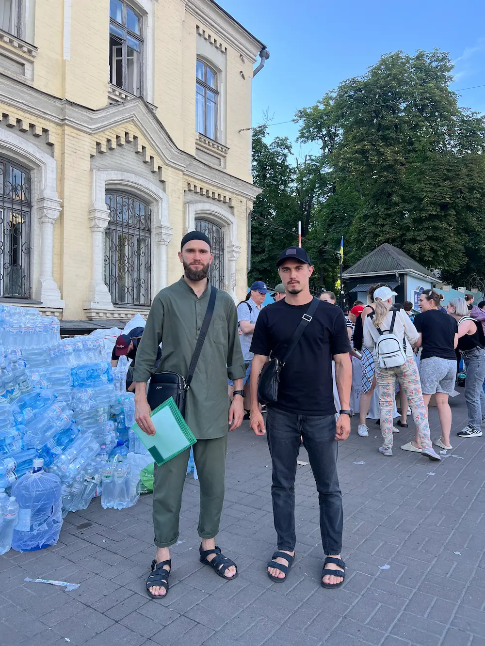 Представники та активісти Духовного управління мусульман України зібрали допомогу для постраждалих від ранкового влучання в дитячу лікарню 